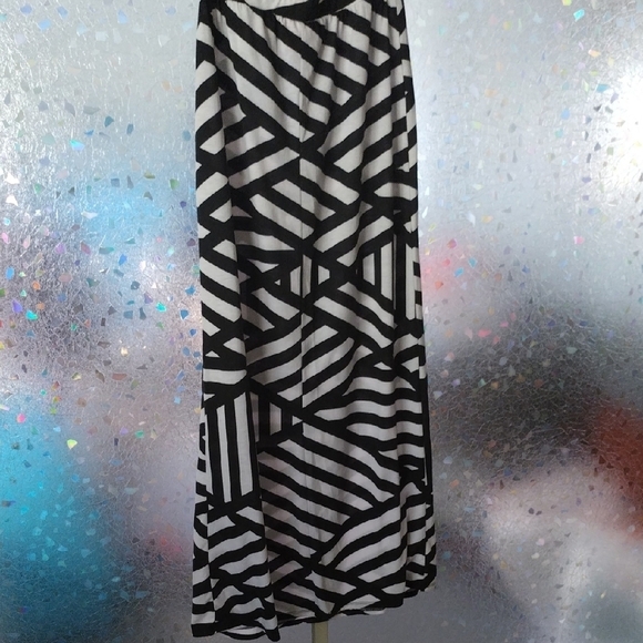 Black and White Geometric Maxi Skirt - Picture 7 of 9